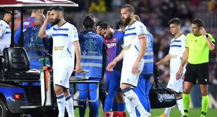 Temor en Barcelona: Sergio Agüero salió en la primera parte y se retiró en ambulancia del estadio