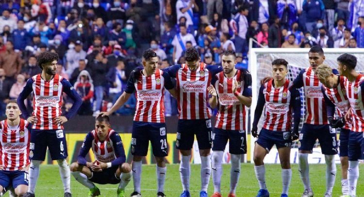 En llamas: la particular forma de protesta de un simpatizante de Chivas contra su dirigencia