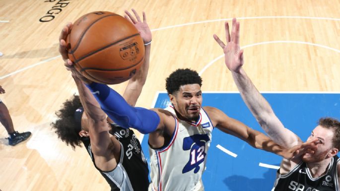 Philadelphia 76ers, sin Embiid, despachó a un irreconocible San Antonio Spurs