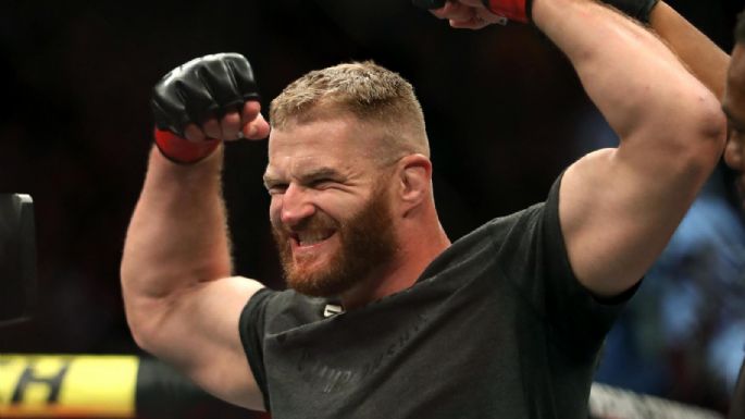 Jan Blachowicz le envió una advertencia a Glover Teixeira antes de su combate en UFC 266