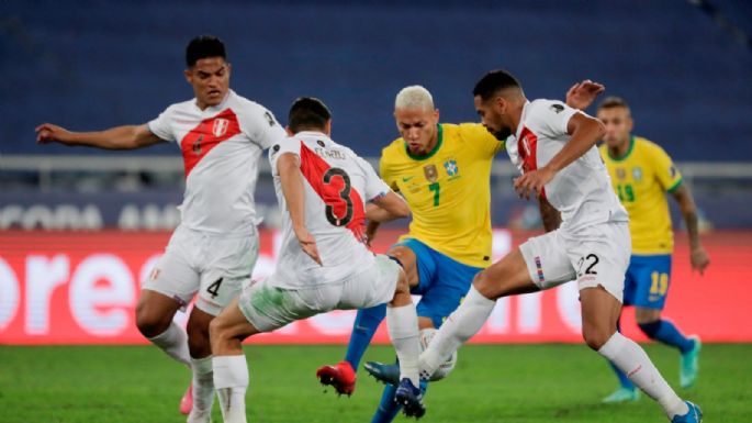 Con sufrimiento hasta el final: Brasil volvió a pedir la hora contra Perú en la primera semifinal