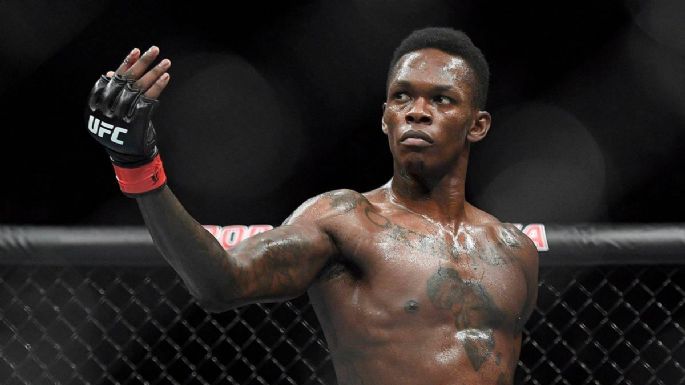 Se acerca el regreso de Israel Adesanya: cuál es la fecha propuesta para la revancha con Whittaker