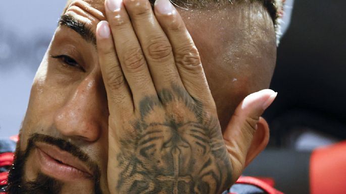 La pasa mal: el ex compañero de Arturo Vidal que no para de decepcionar en su aventura como DT