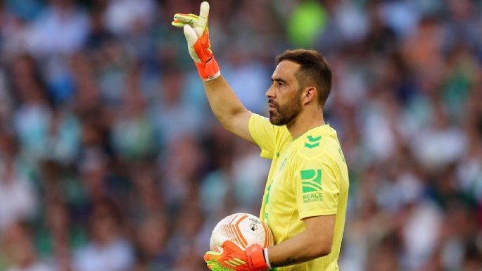 El mejor del grupo: Claudio Bravo se clasificó con el Betis a los octavos de la Europa League