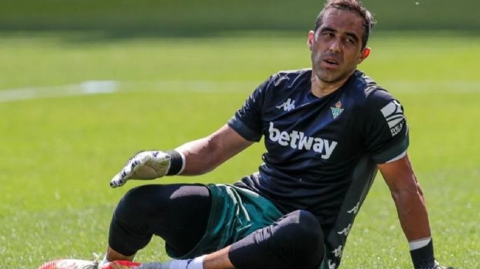 Colo Colo se ilusionó: Claudio Bravo necesita un milagro para la renovación automática en Betis