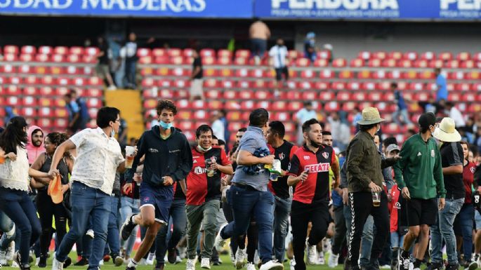 Impactantes imágenes: graves incidentes en un encuentro de la Liga MX