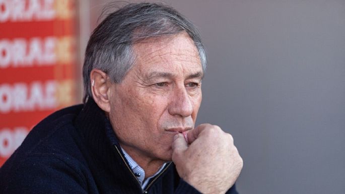 "Ojalá tome una buena decisión": aviso de Holan a la figura de Universidad Católica que puede irse