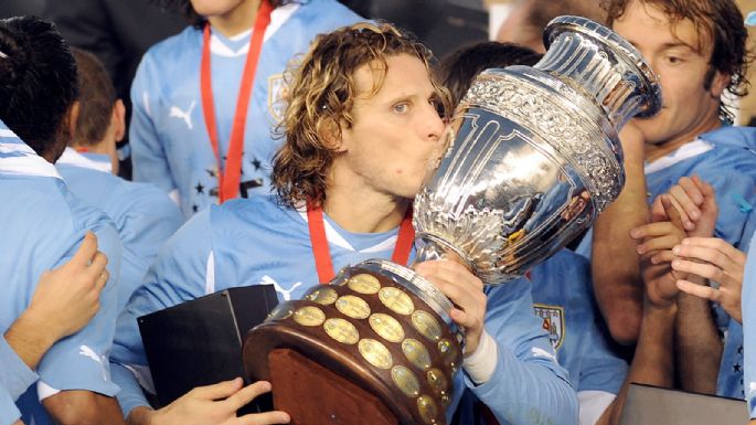 Tras su retiro del fútbol: la fortuna que acumuló Diego Forlán a lo largo de su carrera