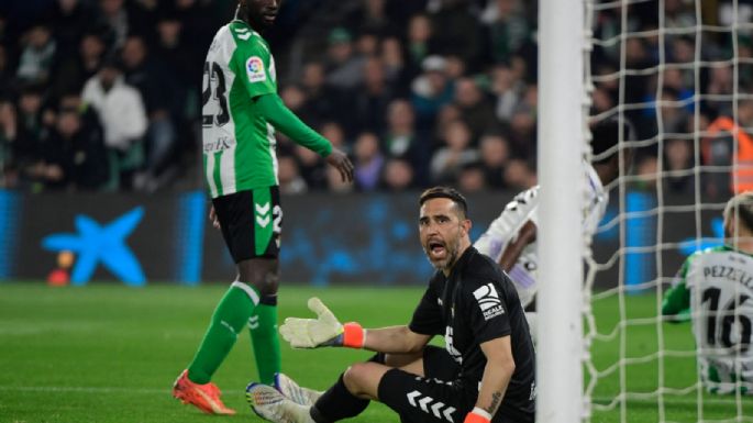 Otra vez: Claudio Bravo recibió una mala noticia y su futuro en Betis peligra