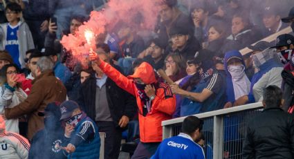 Insólito: al banco de Universidad de Chile también lo atacaron con bengalas