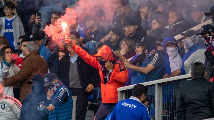 Insólito: al banco de Universidad de Chile también lo atacaron con bengalas