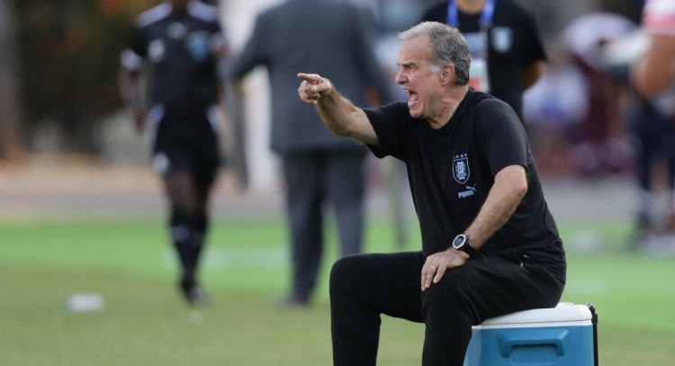 Papelón y polémica: el insólito momento que vivió Marcelo Bielsa en el empate de Uruguay
