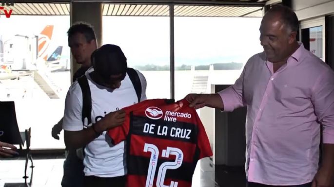 Enorme recibimiento: así fue la llegada de Nicolás De la Cruz a Flamengo