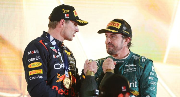 Vuelan los dardos: los palitos de la Fórmula 1 para Fernando Alonso y Max Verstappen