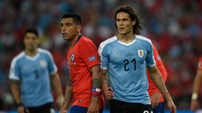 A Edinson Cavani no le gustó: Paulo Díaz revivió el gesto de Gonzalo Jara con el uruguayo