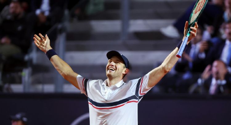 Sigue haciendo historia: Nicolás Jarry limpió a Tsitsipas y se suma a Tabilo en las semis de Roma
