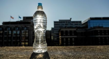 A cuidar la salud: el riesgo de dejar las botellas de plástico bajo el sol