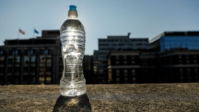 A cuidar la salud: el riesgo de dejar las botellas de plástico bajo el sol