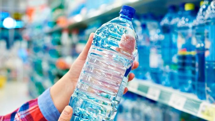 Descubierto en una investigación: el nuevo riesgo de beber agua de botella de plástico