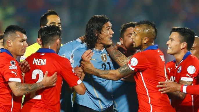 "No me arrepiento": un ex jugador revivió su recordado enfrentamiento con Edinson Cavani