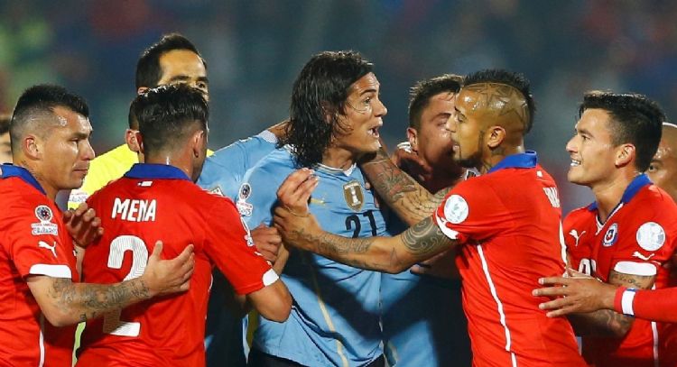 "No me arrepiento": un ex jugador revivió su recordado enfrentamiento con Edinson Cavani