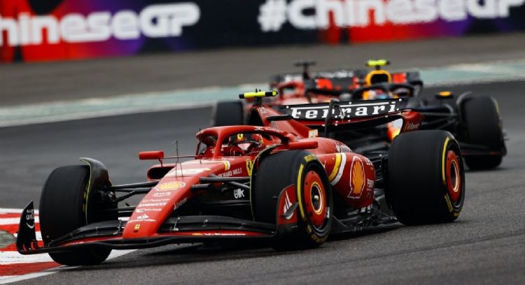 Leclerc y Sainz no tienen descanso: el nuevo revés que sufrió Ferrari a nivel global
