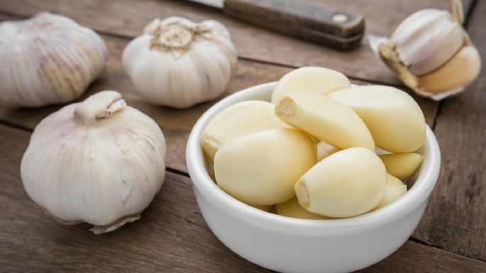 Un valor poco conocido: por qué no debes tirar las cáscaras de ajo y qué beneficios tienen