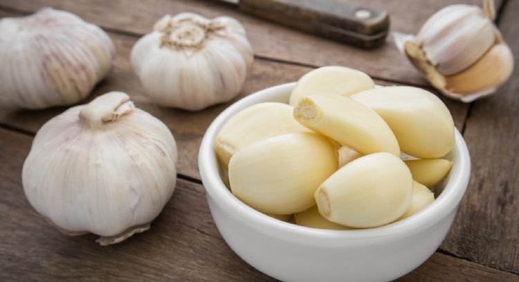 Un valor poco conocido: por qué no debes tirar las cáscaras de ajo y qué beneficios tienen