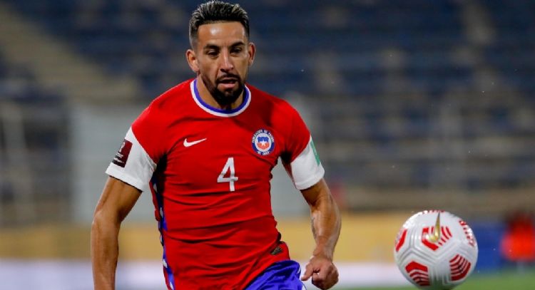 No es para cualquiera: el elevado valor del auto que mostró Mauricio Isla en sus redes