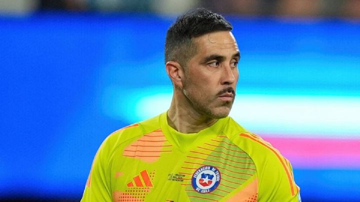 Si Claudio Bravo deja la Selección Chilena: el arquero que se ganaría el puesto de titular