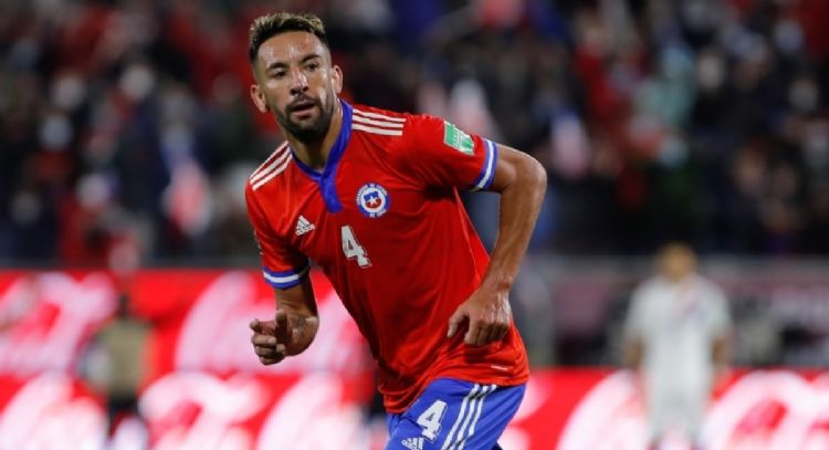 Mientras sigue de vacaciones: la exigencia de Independiente a Mauricio Isla que complica a Colo Colo