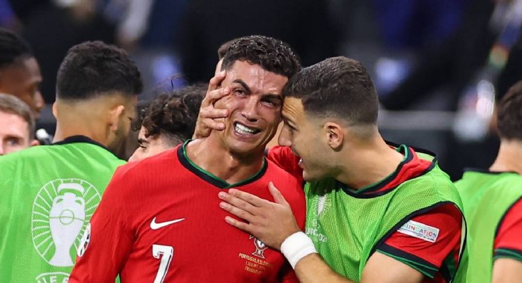 Miró a su mamá y no se pudo contener: el momento viral de Cristiano Ronaldo tras fallar el penal