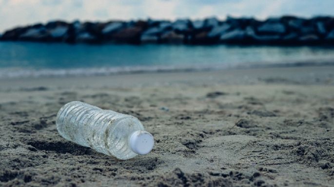 Le puedes dar múltiples usos: por qué no debes tirar las botellas de agua una vez terminadas