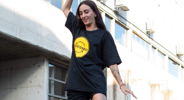 Un clásico que vuelve a ser tendencia: las remeras que están otra vez a la moda y cómo usarlas