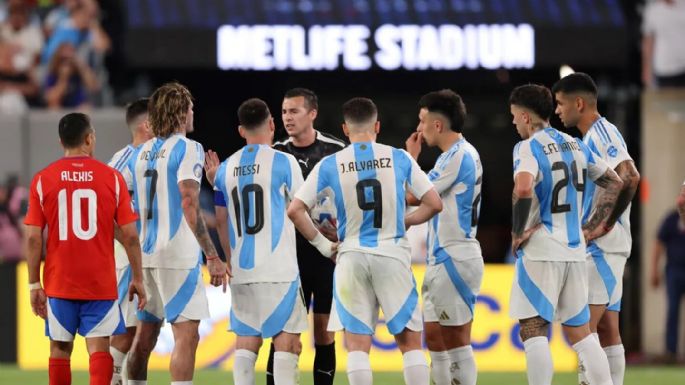 En el partido contra Chile: la presión de Lionel Messi al árbitro del encuentro