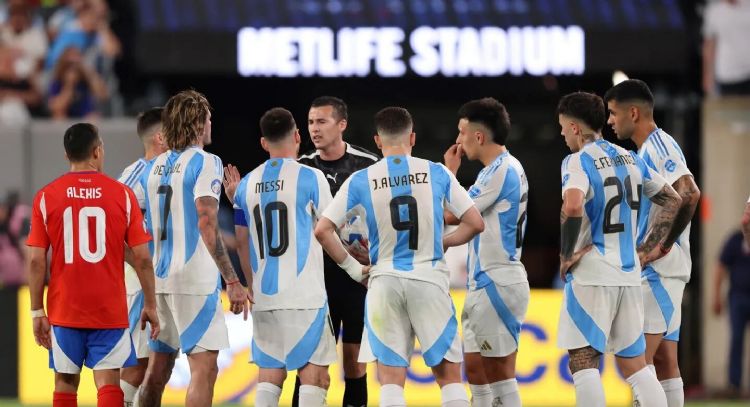 En el partido contra Chile: la presión de Lionel Messi al árbitro del encuentro