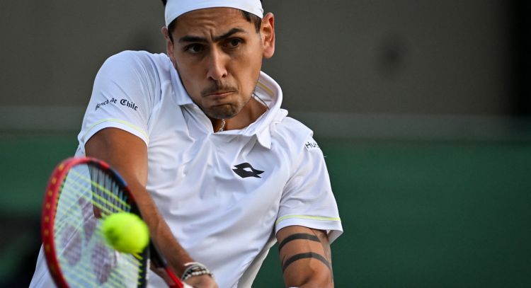 Con la lluvia como protagonista: Alejandro Tabilo peleó y quedó eliminado de Wimbledon