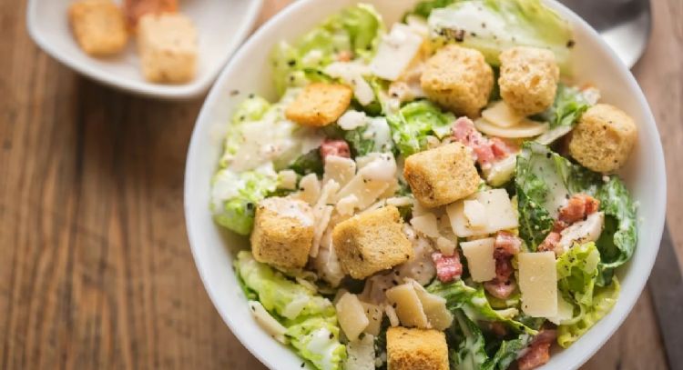 Uno de los clásicos de la vida saludable: conoce la mejor receta para preparar la ensalada César