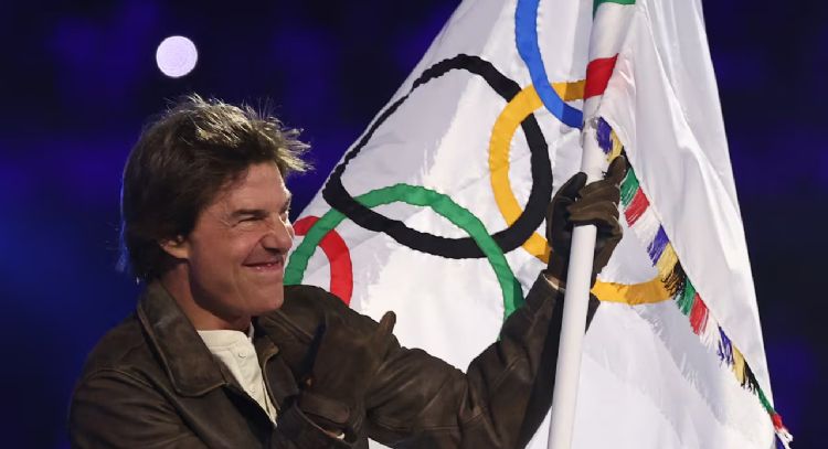 A lo Misión Imposible: el salto de Tom Cruise en la ceremonia de cierre de los Juegos Olímpicos