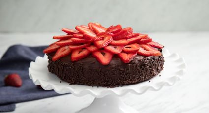 Torta de frutilla y chocolate: la receta para preparar uno de los postres más ricos y frescos