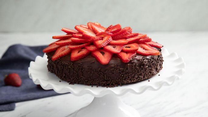 Torta de frutilla y chocolate: la receta para preparar uno de los postres más ricos y frescos